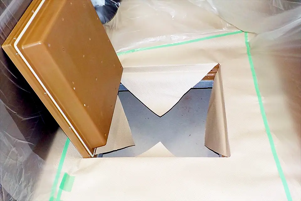 床下点検口を開けている