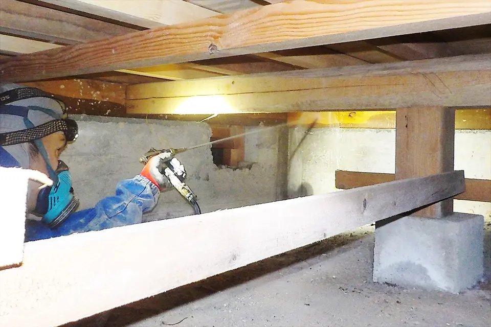 床下でシロアリ施工している様子