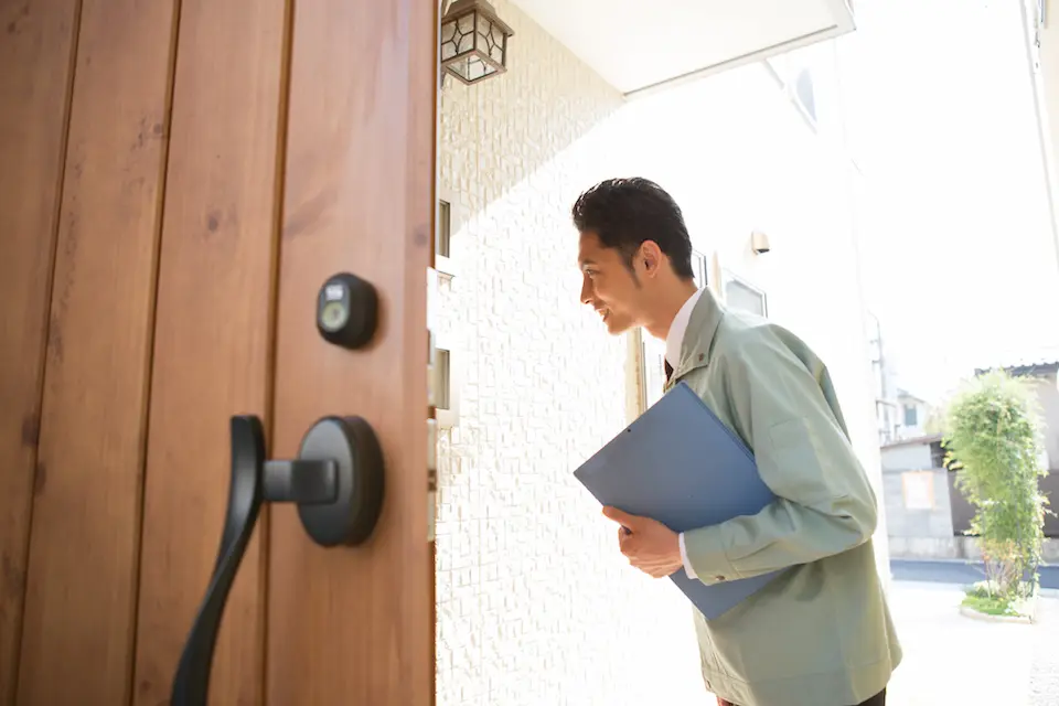 住宅を伺うスタッフ