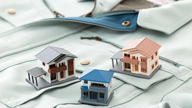 作業着と住宅の模型