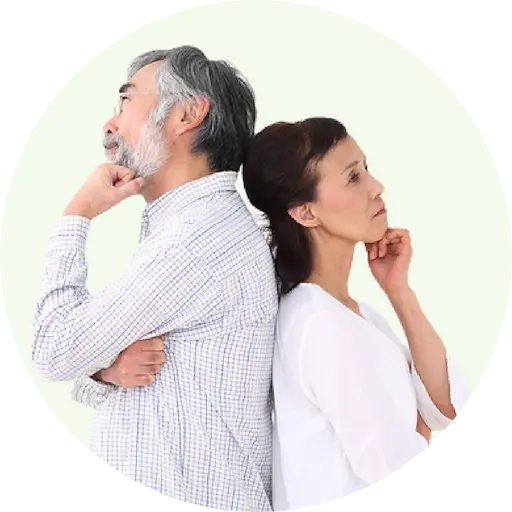 背中合わせで考える夫婦