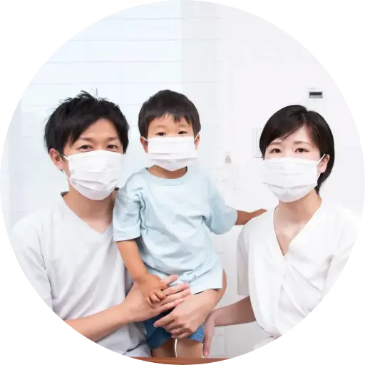 マスク着用の家族